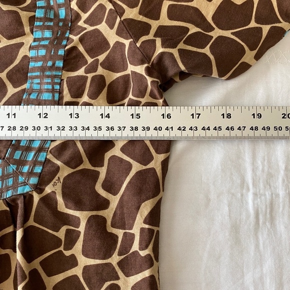 Koi Women's Brown Giraffe Print Elastic Neck Pullover Scrub Top Size Small‎ - Picture 10 of 13